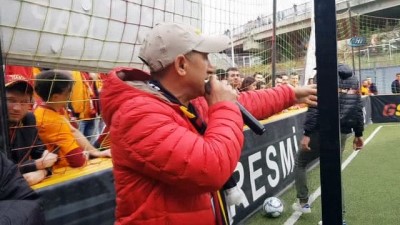  “Kitaplar yakılmasın, okunsun” diyen Murat Sökük Galatasaray-Trabzon maçını tribünden izledi
