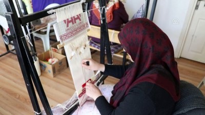 sparta - AA'nın 98. kuruluş yıl dönümüne özel minyatür halı dokudu - ISPARTA Videosu