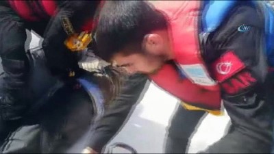 kalp masaji -  Denize düşen yaşlı adam kalp masajıyla hayata döndürüldü Videosu