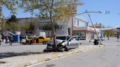  Karaman’da 2 kişinin yaralandığı kaza anı güvenlik kamerasına yansıdı