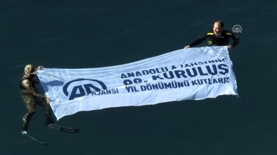 kutlay - 'Dalgıç adamlardan' AA'ya pankartlı kutlama - ANTALYA  Videosu