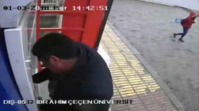 Mağdur vatandaşın dolandırıcılara para yatırdığı anlar kamerada...Polis dolandırıcıya yatırılan parayı engelledi, sahibini arıyor 