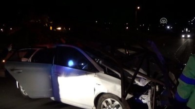 elektrik diregi - Otomobil elektrik direğine çarptı : 3 yaralı - EDİRNE  Videosu