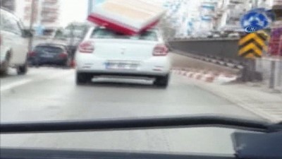 kalaba -  Otomobilin üstünde bazalı yatağı böyle taşıdı  Videosu