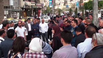 oturma eylemi - Batı Şeria'daki gazeteciler meslektaşları Murteca'nın şehit edilmesini protesto etti - NABLUS Videosu
