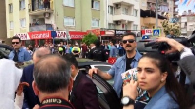 miting alani -  Cumhurbaşkanı Erdoğan yolunu kesen geline bilezik hediye etti  Videosu