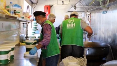  - Doğu Gutalı ailelere sıcak yemek
- İHH İnsani Yardım Vakfı, Doğu Guta'dan gelen aileler için kurulan kampta her gün 3 bin kişiye sıcak yemek veriyor 