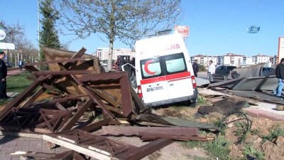 saglik gorevlisi -  Elazığ’da ambulans ile otomobil çarpıştı: 7 yaralı Videosu