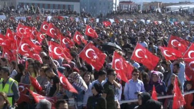 akrobasi gosterisi -  Kayseri'de Solo Türk coşkusu... Vatandaşlar gösteri uçuşunu izlemek için inşaata, çatıya, dağa çıktı Videosu