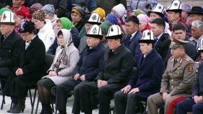 cumhurbaskanligi secimi - Kırgızistan'da 'halk devriminin kurbanları' dualarla anıldı - BİŞKEK  Videosu
