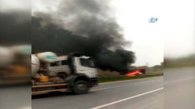 kati atik tesisleri -  Traktör ile otomobil çarpıştı, araç alev alev yandı: 2 yaralı  Videosu