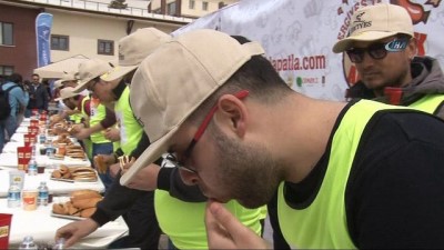 yaris -  10 dakikada 8 sucuk ekmek yedi ödülü yine sucuk oldu  Videosu