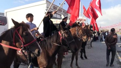 yoresel kiyafet - Cumhurbaşkanı Erdoğan'ı Kırgız Türkleri yöresel kıyafetleri ile atlarının üzerinde karşıladı - VAN Videosu