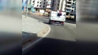 tehlikeli yolculuk -  Kamyonet kasasında tehlikeli yolculuk Videosu