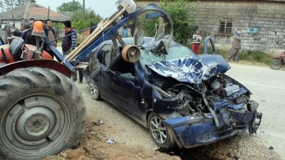  Manisa'da otomobil traktöre çarptı: 6 yaralı