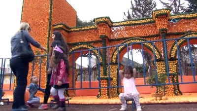  Portakal festivalinde, portakallardan yapılan bin 71 metrekarelik halı figürü ise dikkat çekti