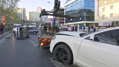 Beyoğlu'nda trafik kazası, 3 yaralı - İSTANBUL