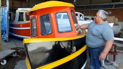  Burhaniye’de 40 yıllık tekne ustası mini tugboat yapımına başladı 