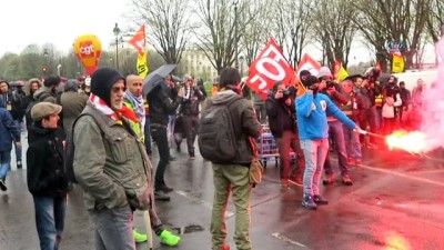 metin demir -  - Fransa'da demiryolu çalışanları Ulusal Meclis önünde grevde Videosu