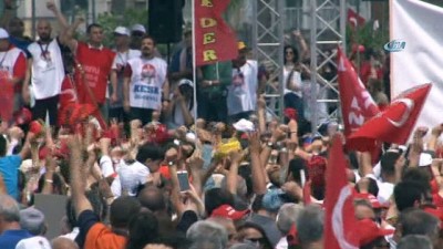  İzmir’de 1 Mayıs coşkusu...Binlerce emekçi Gündoğdu Meydanı’nı doldurdu