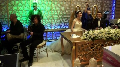 rturk -  Kuyumcu babadan kızına unutulmaz düğün hediyesi...Çocukluğundan beri türküleriyle büyüdüğü Bedia Akartürk düğününe konuk oldu Videosu
