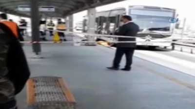 metrobus duragi -  Metrobüs durağına kaçak olarak girmeye çalışan Suriyeli bir çocuğa metrobüs çarptı Videosu