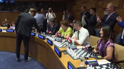 satranc - Dünya satranç şampiyonu Magnus Carlsen aynı anda 15 rakibiyle karşılaştı - NEW YORK Videosu
