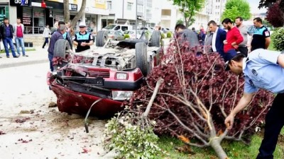 direksiyon -  Refüjdeki ağaçlara çarptıktan sonra takla attı: 1 yaralı Videosu