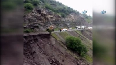 uzunlu -  Şırnak-Hakkari karayolunda heyelan: Yol ulaşıma kapandı Videosu