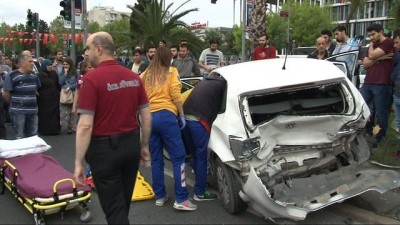 trafik yogunlugu -  Fatih’te cipin çarptığı araç bariyere çıktı Videosu