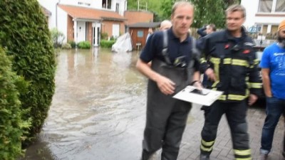 mahsur kaldi -  - Hamburg'da Sokakları Sel Bastı  Videosu