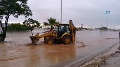 kurtarma ekibi -  Karayolu'nda sel felaketi  Videosu