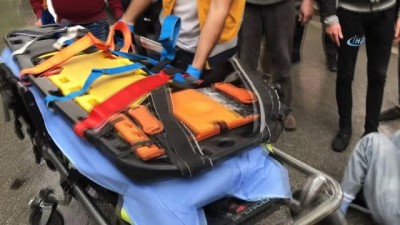 yasli adam -  Kazada yaralanan yaşlı adama şemsiyeli yardım  Videosu