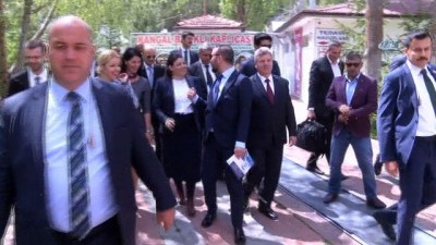 fahri doktor -  Makedonya Cumhurbaşkanı Ivanov 'Doktor Balıklar'a hayran kaldı  Videosu