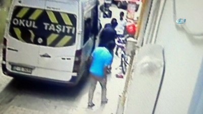 ilkokul ogrencisi -  Servis aracı durmadan inmeye çalışan minik Ecrin ölümden böyle döndü  Videosu