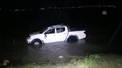 trafik polisi - Adana'da kamyonet göle düştü: 3 yaralı  Videosu