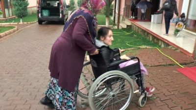 engelli kiz -  Annesinin her gün sırtında taşıdığı engelli kızın sözleri yürekleri dağladı  Videosu