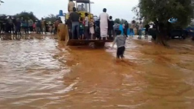 siddetli yagis -  Çadırlarını sel suları basan Suriyeli mülteciler kepçeler ile kurtarıldı Videosu