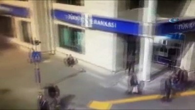 aston -  Duyarlı vatandaş, engelli vatandaşı kucağına alarak yolun karşısına böyle geçirdi  Videosu