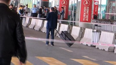 supheli canta -  Havalimanındaki sahipsiz valiz, polis ekiplerini harekete geçirdi  Videosu