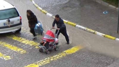  Karaman’da aniden bastıran yağmur caddeleri göle çevirdi