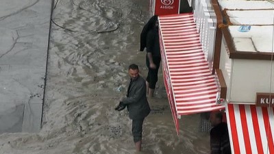 yagmur suyu -  Kırşehir'de şiddetli yağış esnafa zor anlar yaşattı...İş yerlerini su bastı, trafik tek yönlü kapatıldı  Videosu