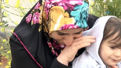kor kursun -  Anneler gününde çocuğunun mezarında gözyaşı döktü... 7 yıl boyunca işkence gören anne çocukları ile hayata döndü  Videosu
