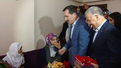 uzun omur -  Bakan Arslan Anneler Günü'nde şehit yakını ve gazileri ziyaret etti Videosu