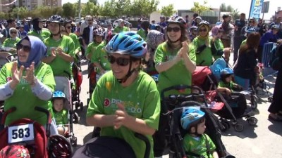 tekerlekli sandalye -  Bebek arabalı anneler kıyasıya yarıştı  Videosu