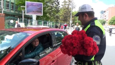 trafik polisi -  Trafik polislerinden annelere en anlamlı hediye  Videosu