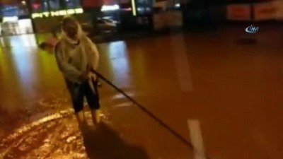 yagmurlu -  Yol göle dönünce oltalarını alıp dışarı çıktılar  Videosu