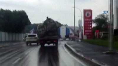 karya -  Yük sınırını aşan kamyonet kasasındaki tehlikeli yolculuk şaşırttı  Videosu
