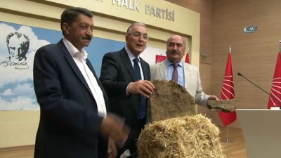  Ensar Öğüt'ten CHP'de samanlı basın toplantısı