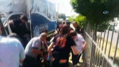 zincirleme kaza -  Kamyonette sıkışan otobüs şoförü için seferber oldular Videosu